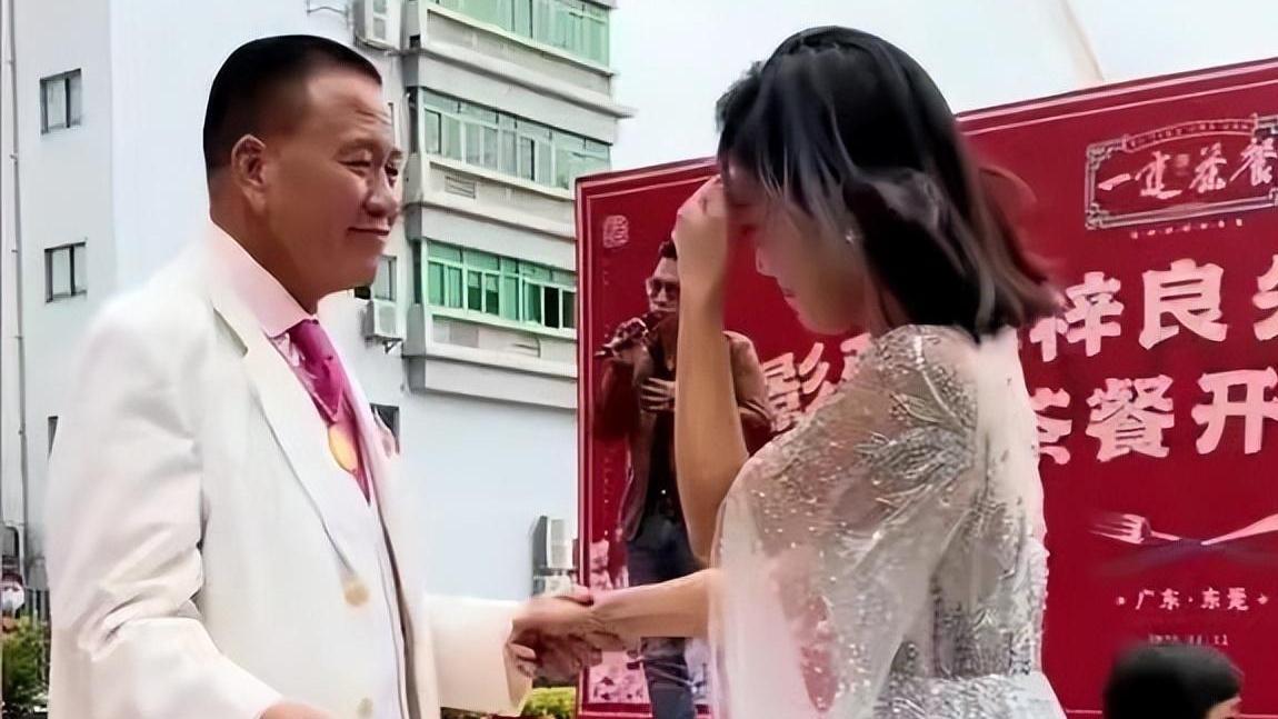 影帝落魄酒吧驻唱，昔日辉煌今何在？星爷恩怨情何往？