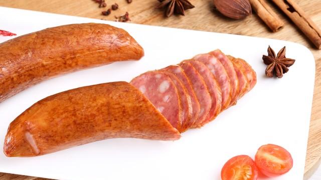 灌香肠，10斤肉要放多少盐？牢记1大比例，鲜香入味放一年都不坏