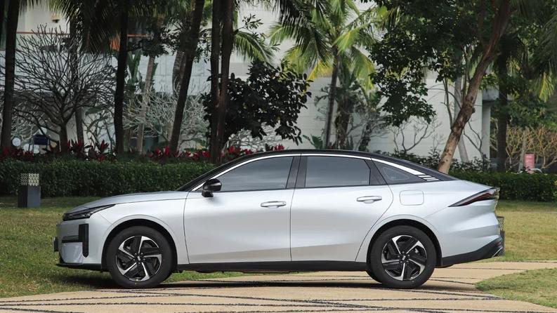 亏电油耗 2.9L？吉利银河 L6 EM-i，新能源界的“节能卷王”来了