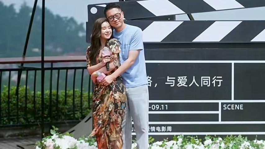 王雷李小萌大秀恩爱，李小萌丰腴身材超吸睛，撒娇模样太甜