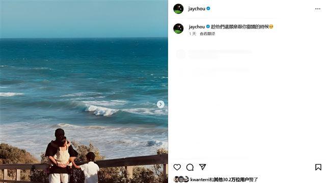 周杰伦背着女儿牵着儿子上热搜！网友：地表最强奶爸