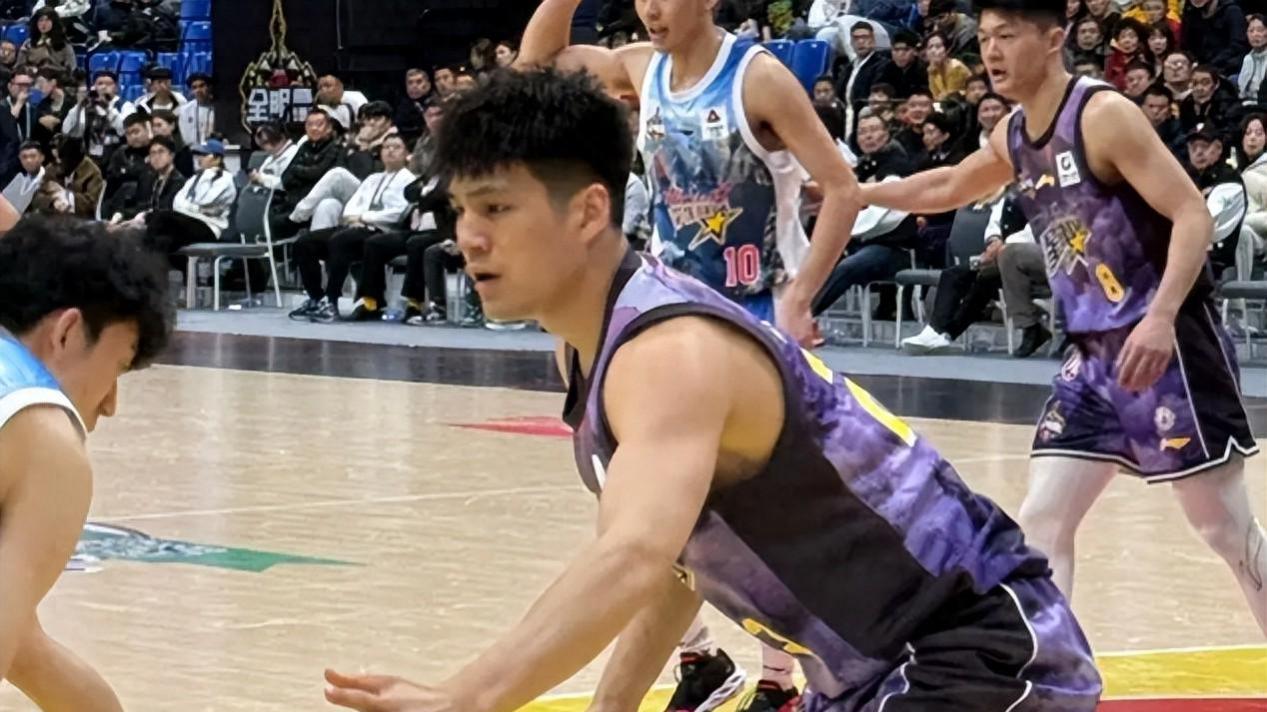 大学生联队大胜星锐二年级