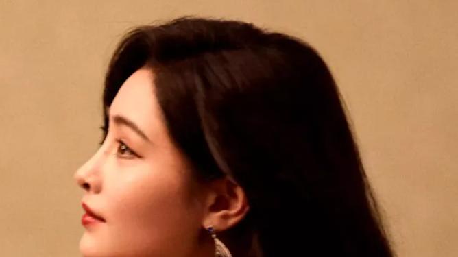 许佳琪越来越美了，恬静又优雅，独自芬芳