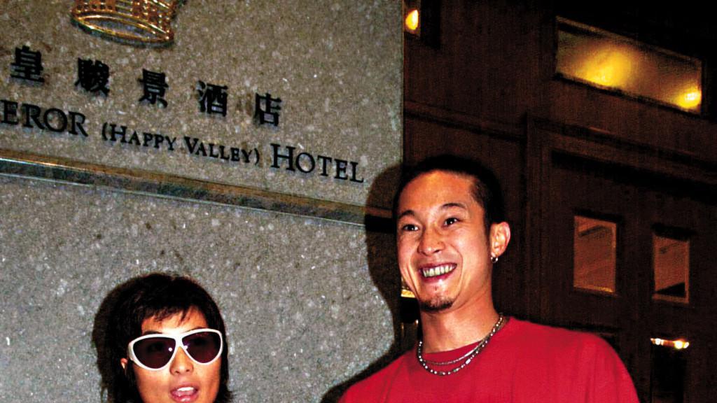 何超仪花钱治好病危丈夫，陈子聪术后首露面，脸色苍白俩保镖护驾