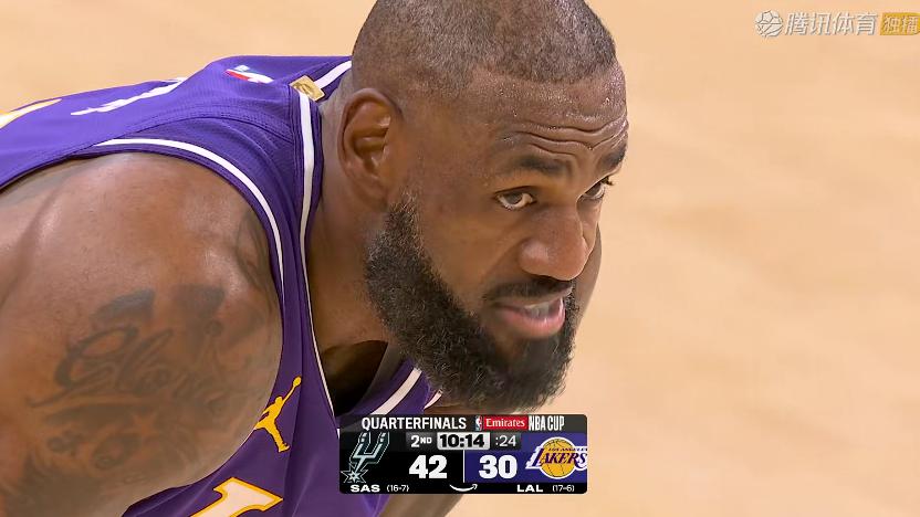 湖人憾负！詹姆斯19+15+8，拼尽全力，赛后谁留意老詹，在场边和好友互动