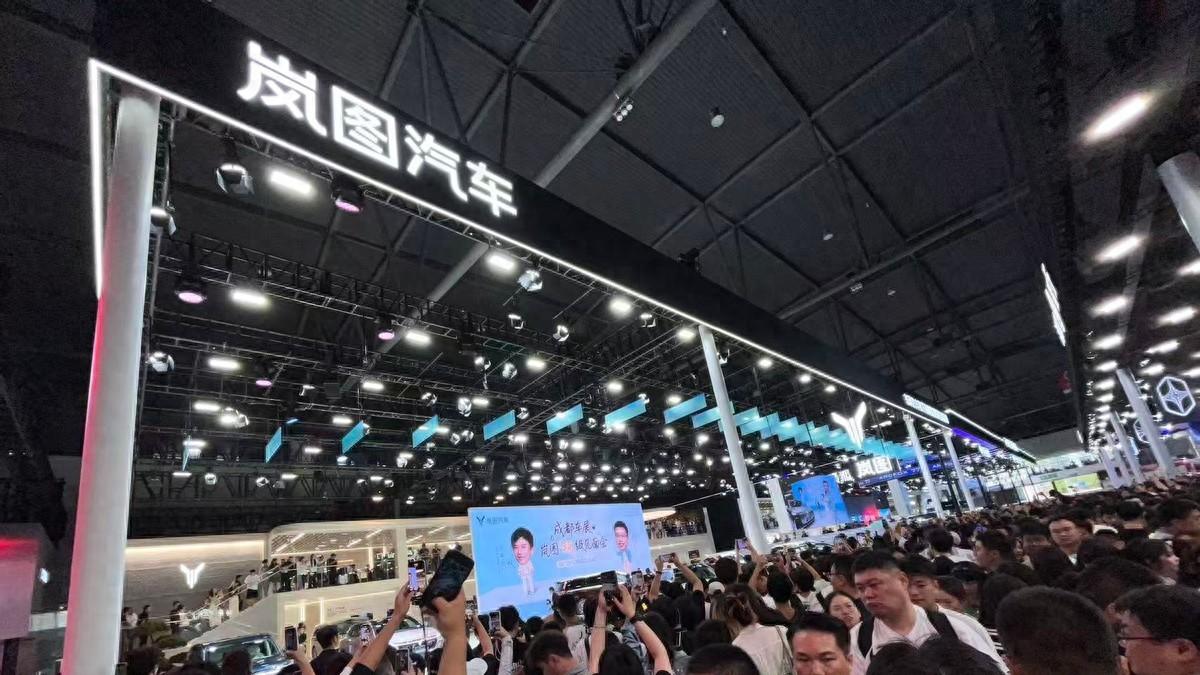 邓超现场下定追光L，一次车展狂买两台岚图！