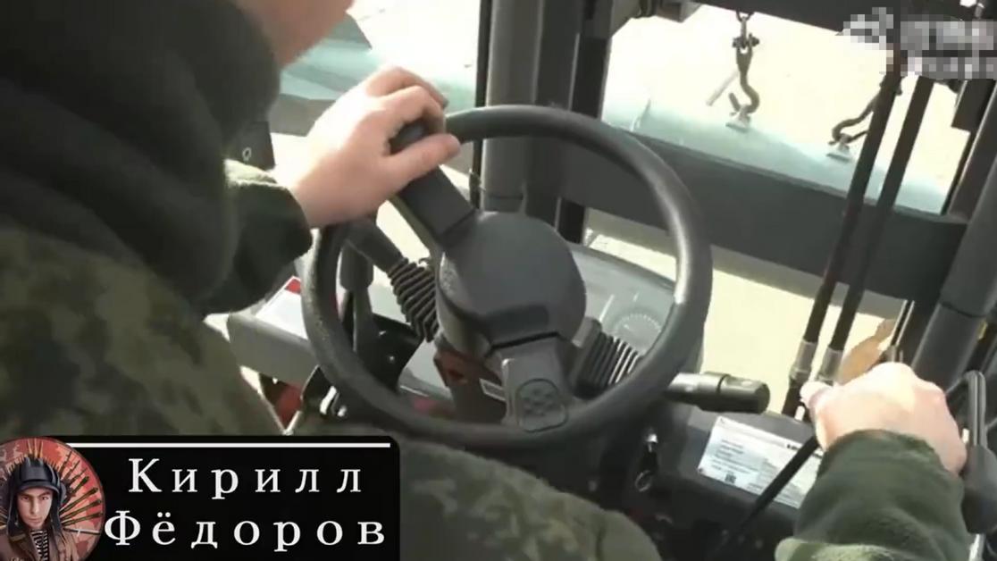 乌军被炸得有多惨？俄军飞行员透露：重型航弹挂太多，叉车都坏了