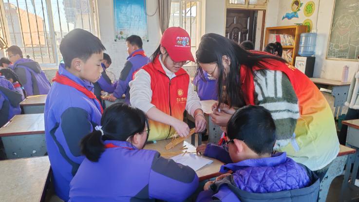 手牵手  助成长