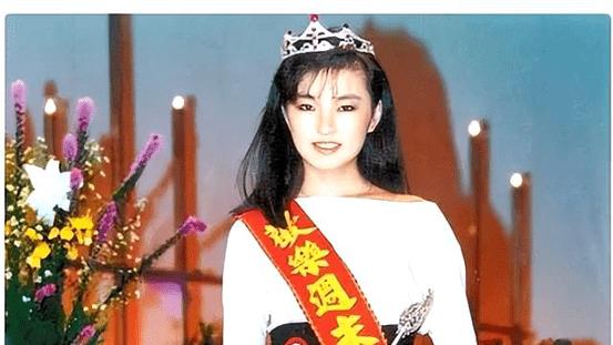 出道不认明星父亲，未婚生子不认儿子，她凭啥从15岁红到50岁？