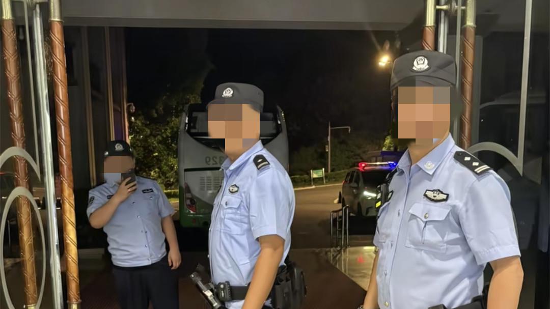 手机没电就报警！女子感谢警察带她充电，被全网嘲讽是笨蛋小娇妻