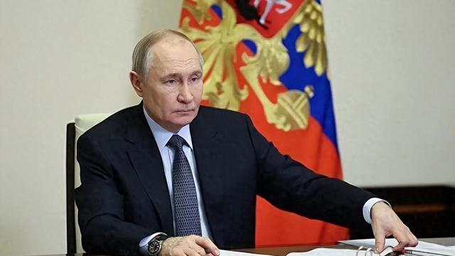 普京专机遇袭后，俄军发射导弹，放话占领乌全境，我国获意外之喜