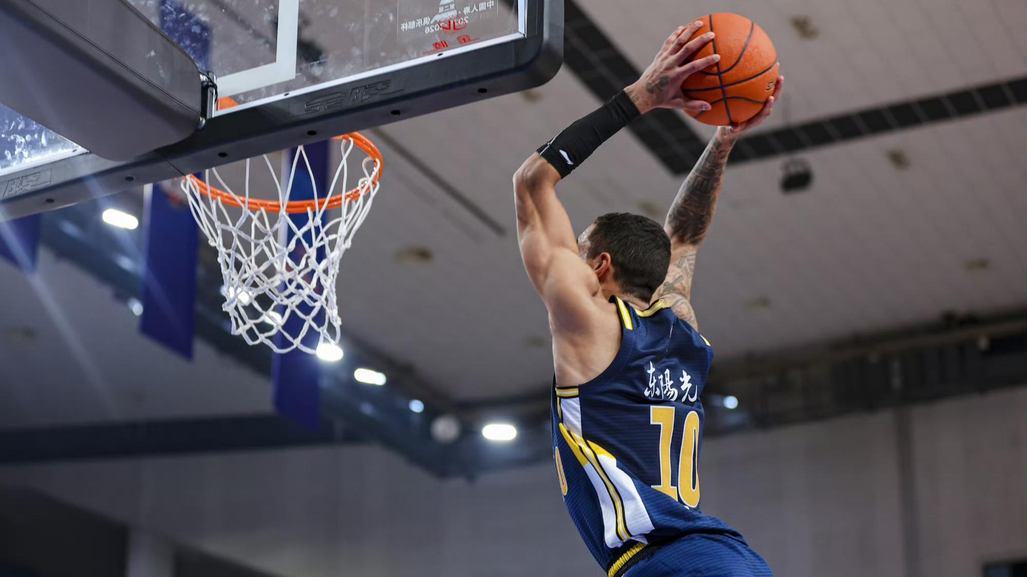 徐杰伤退，萨姆纳单骑救主，广东加时107: 102险胜南京