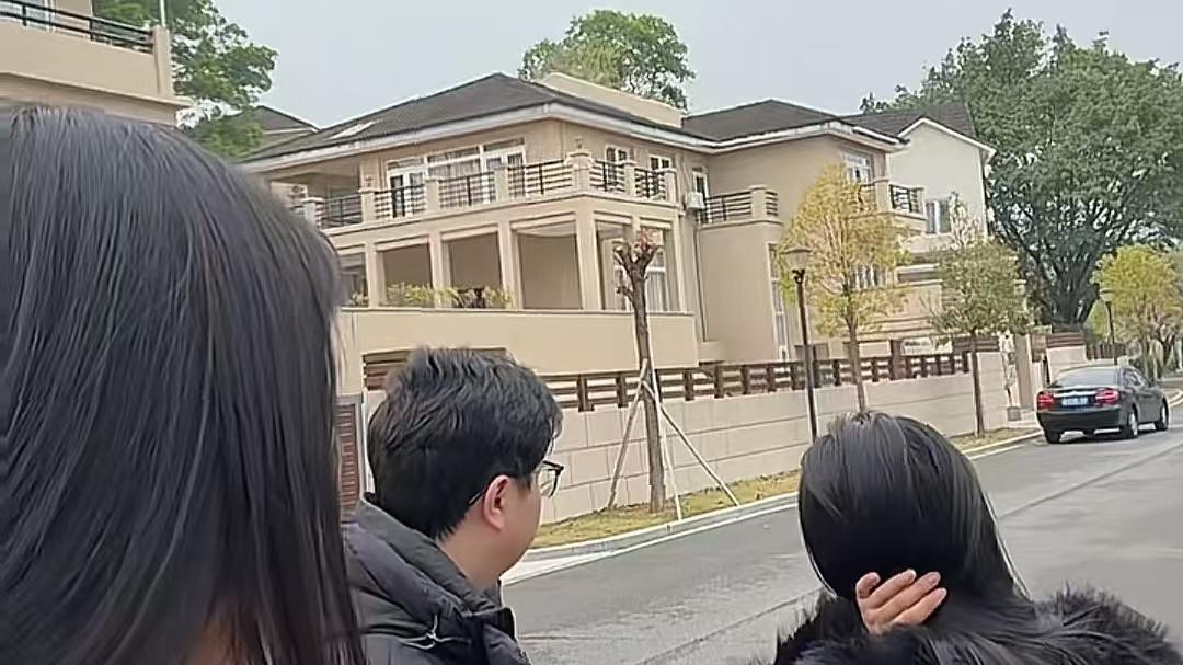 广东：女子带大叔回家，母亲百般阻拦，女子：我们是真爱