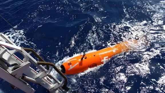 被解放军“吓”到了？美国在海底编织大网，日本也想搭把手