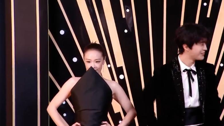 北京这夜，李宇春鞋底布满钉子，高叶倒三角裙，均被沈腾费翔抢镜