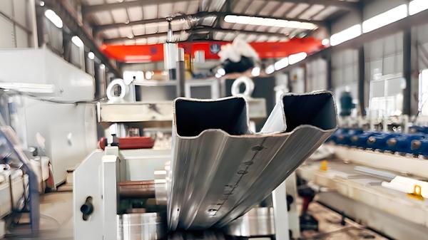 9轴伺服赋能！上海伺华太阳能支架冷弯成型设备生产线, 换型快。