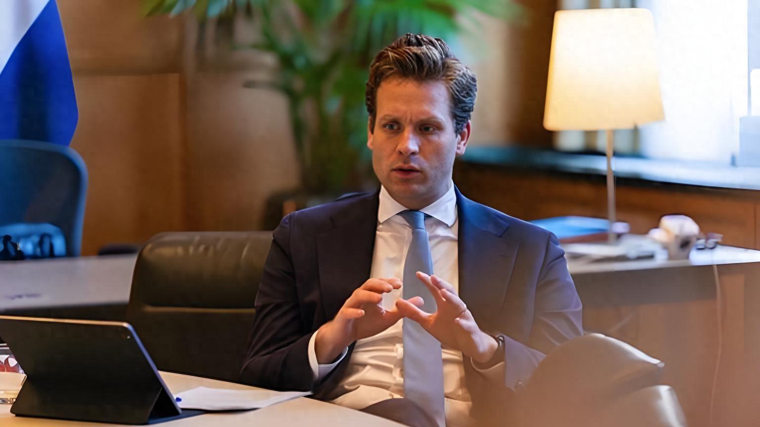 荷兰大臣突取消访华，“日程冲突”藏猫腻，真正原因懂得都懂