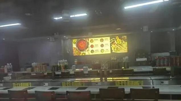 重庆旋转小火锅店出现奇景：老鼠跑上餐桌“自助吃播”