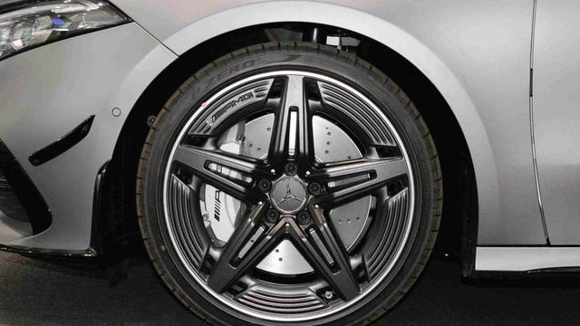 AMG A35L改款上市，配置升级动力没变，年轻人该买吗？