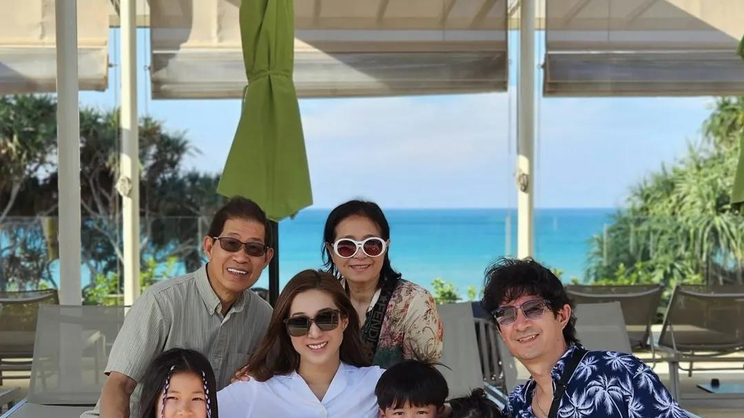 TVB花旦素颜搭飞机被捕获！坐经济舱自己搬行李劲低调！