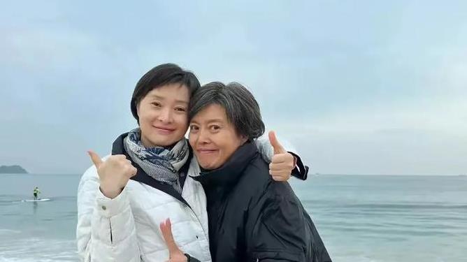 吴越素颜惊艳海边！62岁吴玉芳显老，三位女星逆龄友情引热议