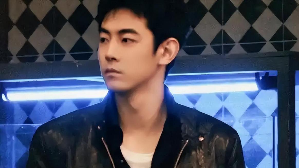 演员纪凌尘坐高铁被偶遇，假装看书被网友拆穿，本人现身出面回应