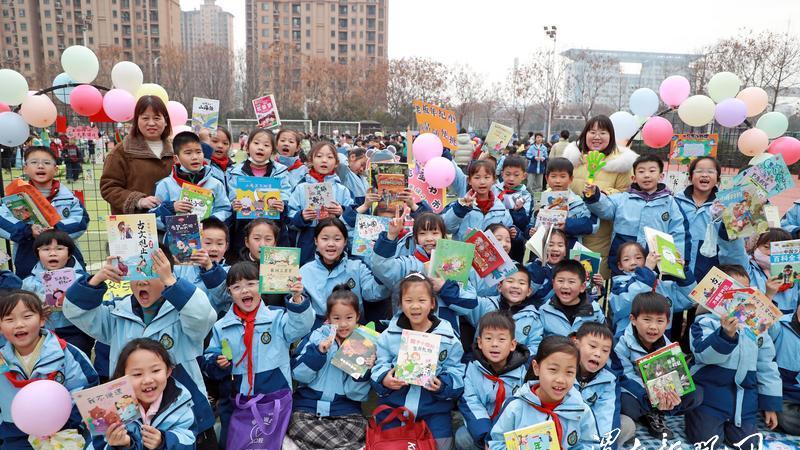 陕西渭南：小小书市迎新年  浓浓书香伴成长