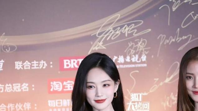 北京这天，甜美的宋轶，温柔的佟丽娅，都被身穿剪纸的曾黎比下去