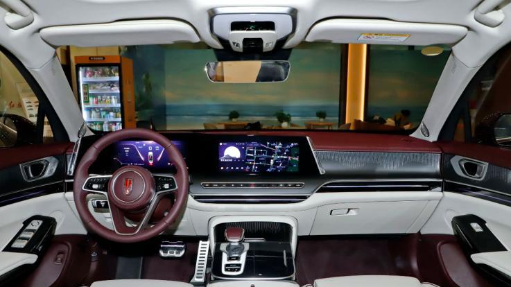 入门即高配，红旗H9优惠9万，标配矩阵大灯，选哪款更巴适