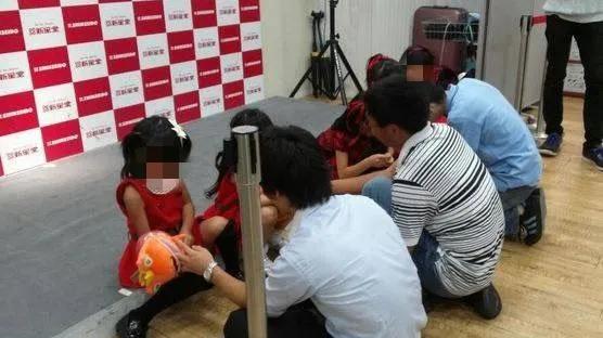 日本7岁爱豆见面会遭热议！大叔抱举女童、各种诡异姿势引不适