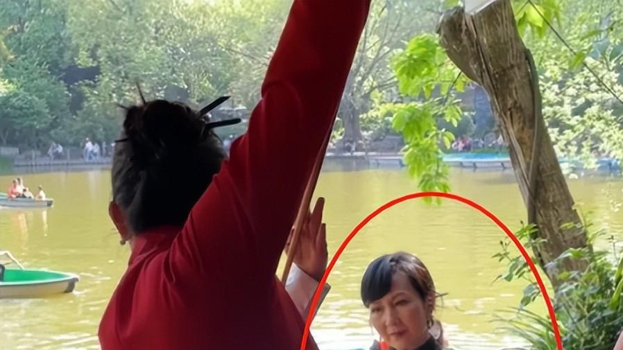 明明只差5岁，她“沦落”到需要保镖搀扶，叶童却依旧能唱又能跳