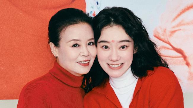 ​张小斐和妈妈同框，妈妈皮肤白皙骨相高级，颜值比女儿还绝