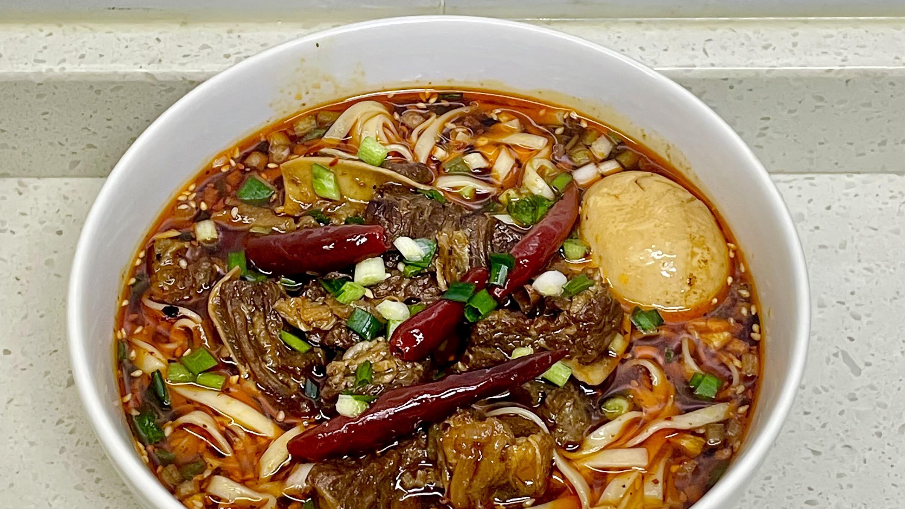 让老师追要配方的牛肉面！红烧入味超浓郁，牛肉酥烂，全家抢着吃