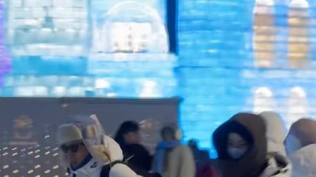 郭晶晶滑雪被偶遇，发型凌乱裤子上还有泥印，随性穿搭显底气