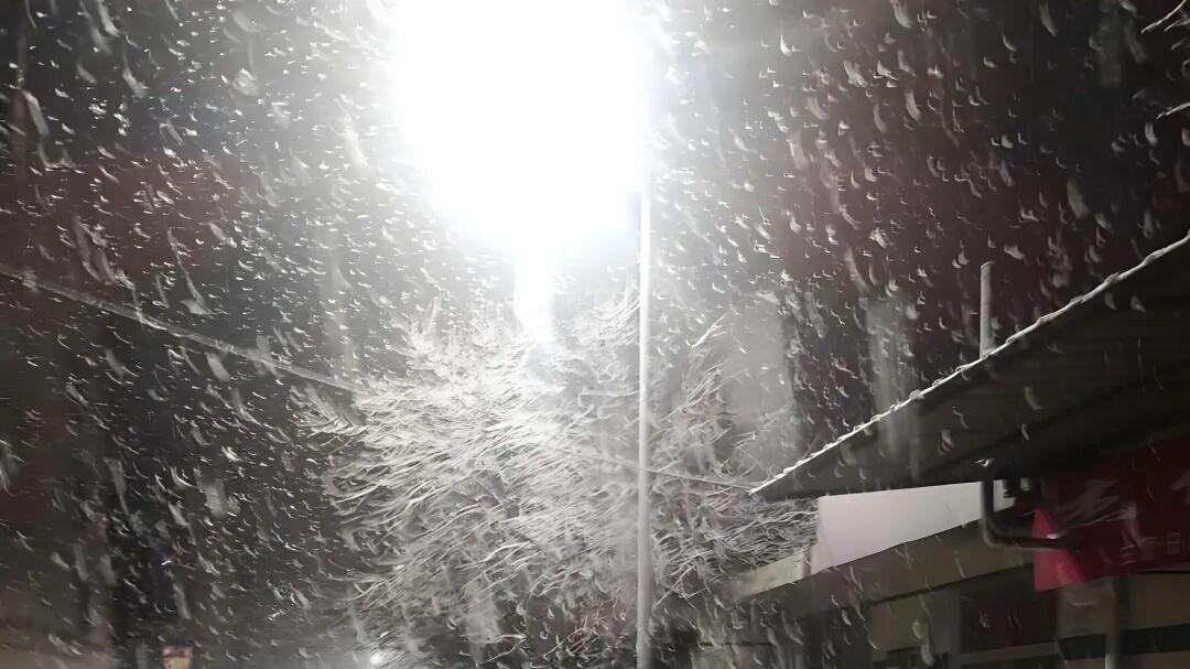 七律·飞琼卷玉穹