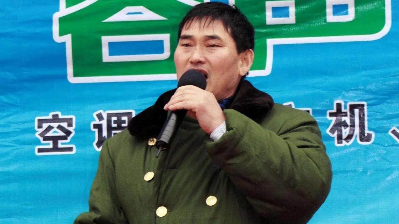 大衣哥朱之文过气真相，从春晚顶流到商演无人识，他亲手毁掉了自己的神话