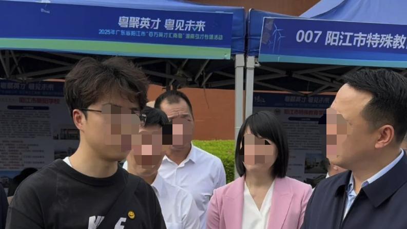 “勇敢的人，先享受世界？”湖南大学生“闯”到阳江市长面前递简历，市长反应亮了！本人回应：我不是第一个冲上去的