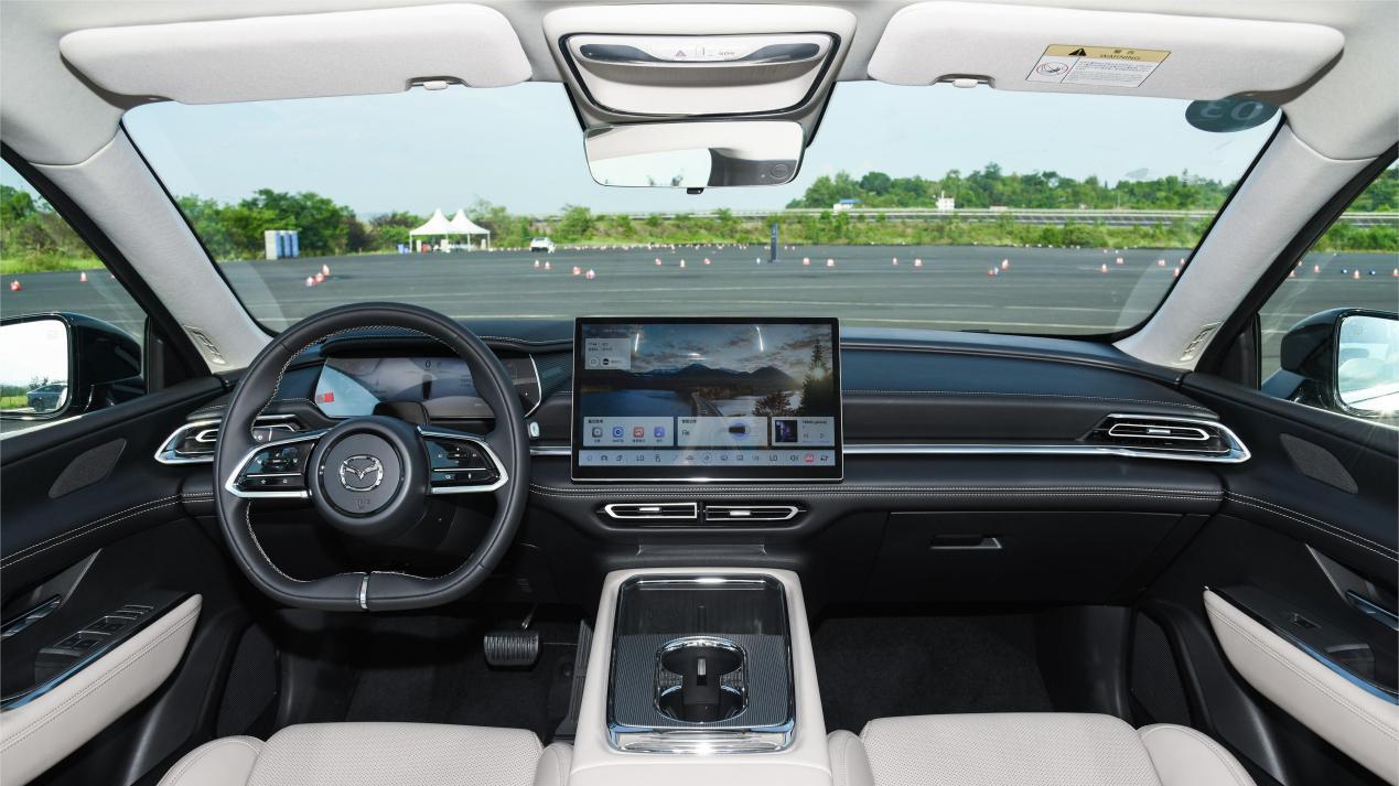 13.98万起售，续航超1300km，新E代弯道王马自达EZ-6值得一看