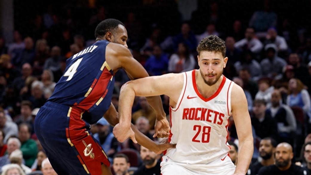 火箭114-104骑士！无解的不是5连胜，是申京评价莫布里，他不服气