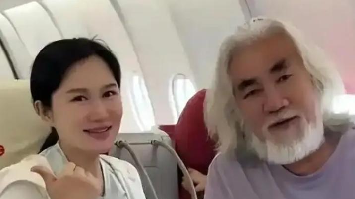 高铁偶遇张纪中夫妇，74岁导演的爱情与财富，究竟藏着什么秘密？