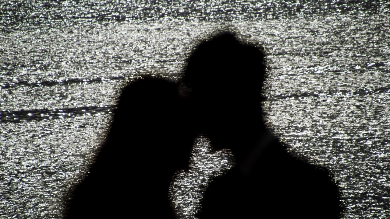 当代爱情实录：我们连说“爱”都要分期付款，够爱才不破产