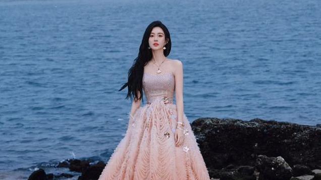 孟子义公主裙海边写真：优雅魅力，温柔甜美！