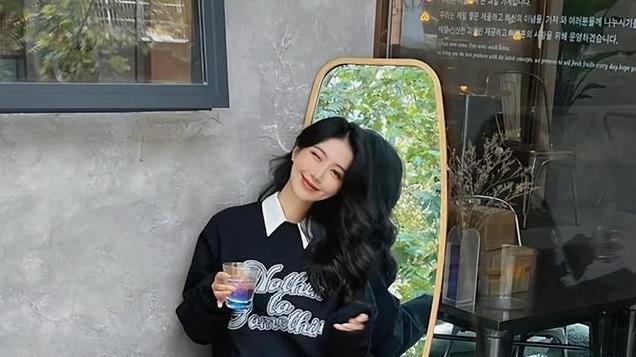 被上海街拍惊艳到！阔腿裤消失不见，满大街都是黑丝+短靴，洋气