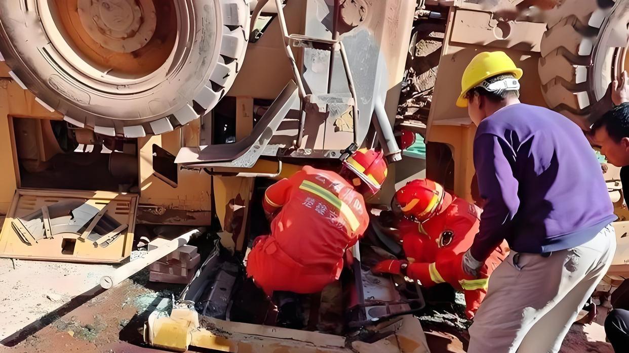 云南陆良县一装载机失控冲入人群，造成6人死亡4人受伤