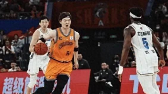 CBA大战：上海男篮逆转，终结北京十连胜！