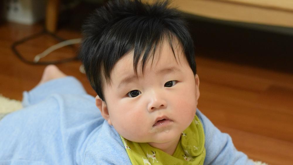 4个月的宝宝都会啥？怎么判断是否发育迟缓？应该怎么照顾？