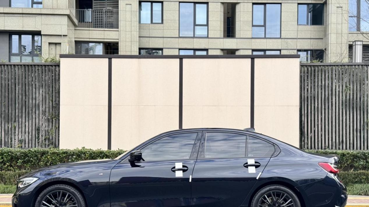 黑武士西装暴徒，21款宝马325i M运动曜夜套装二手车值得入手吗？