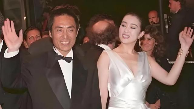 相互陪伴25年，74岁的张艺谋已经衰老枯萎，43岁的陈婷仍美丽如花