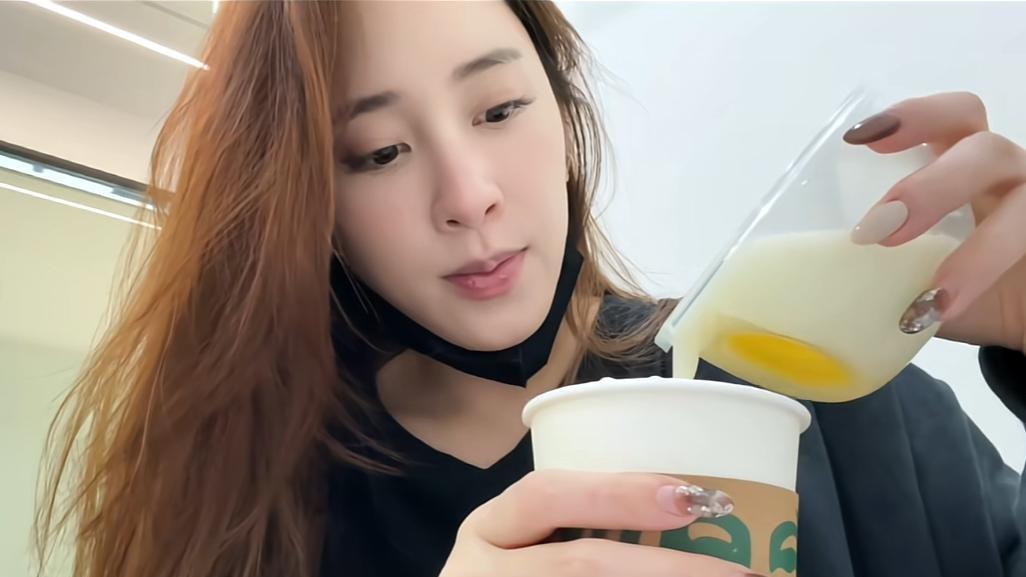 ​星二代的争议：200元成名，父女之吻，母乳咖啡，她究竟是谁？