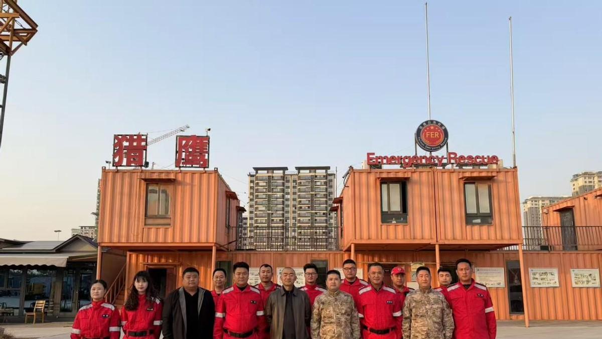 邳州市人武部领导赴猎鹰救援队指导工作